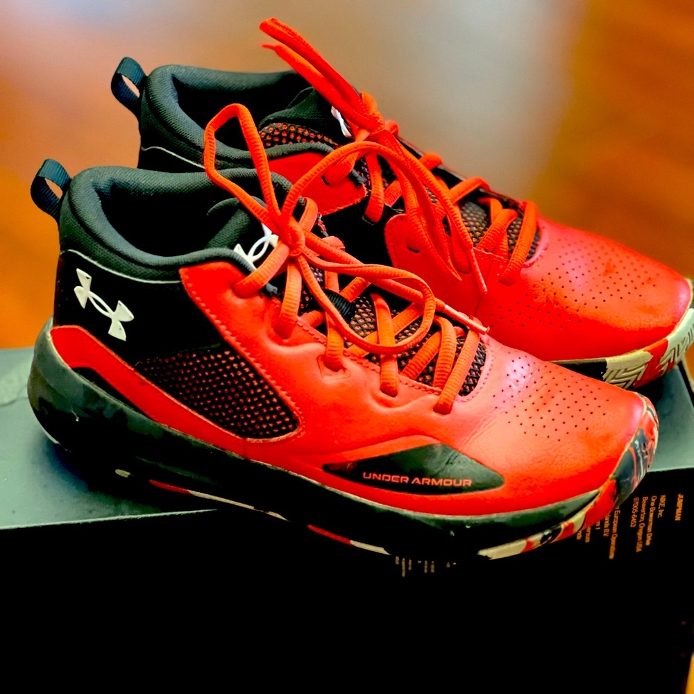 Under armor sneakers 👟